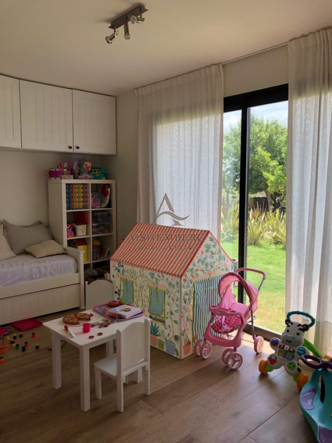 Casa ID.5754 - Casa de diseño en Colinas de Carrasco 4 dormitorios, gran terreno y terraza con parrillero