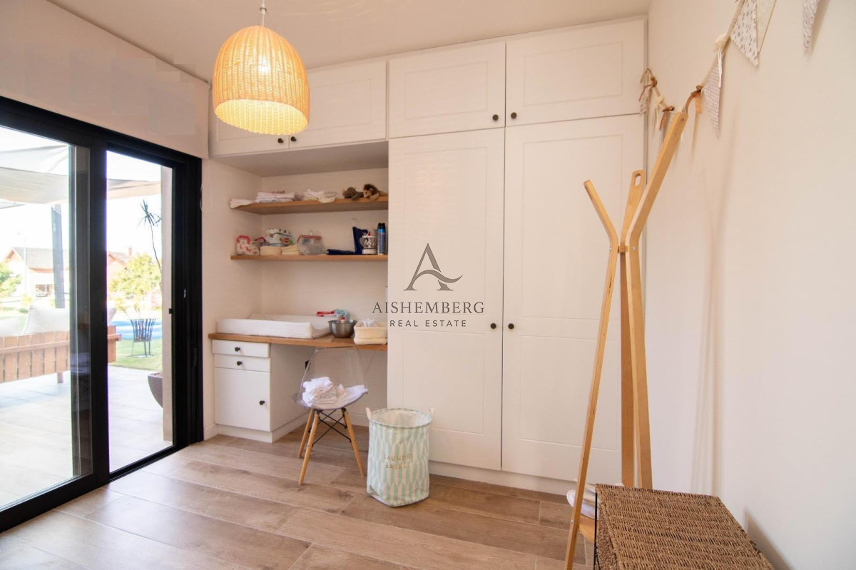 Casa ID.5754 - Casa de diseño en Colinas de Carrasco 4 dormitorios, gran terreno y terraza con parrillero