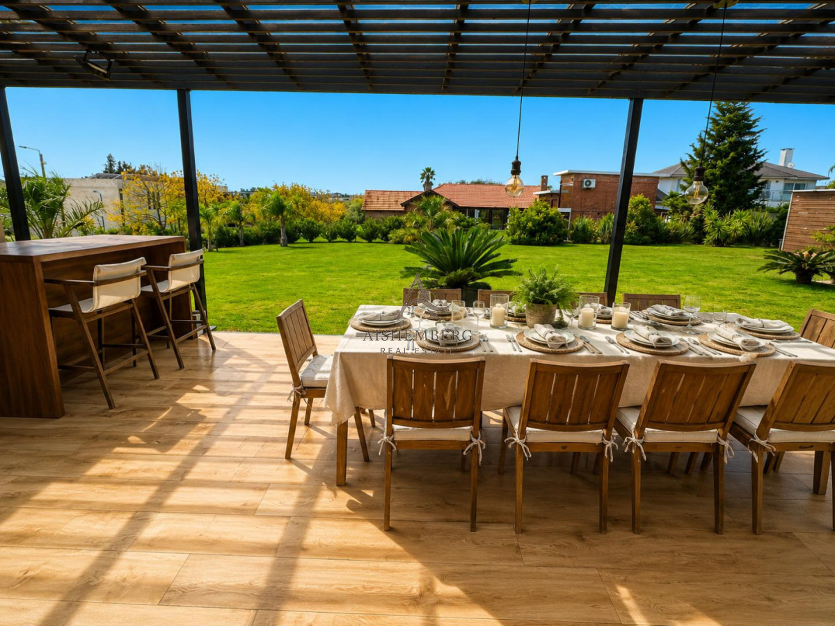 Casa ID.5754 - Casa de diseño en Colinas de Carrasco 4 dormitorios, gran terreno y terraza con parrillero