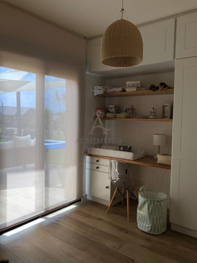 Casa ID.5754 - Casa de diseño en Colinas de Carrasco 4 dormitorios, gran terreno y terraza con parrillero