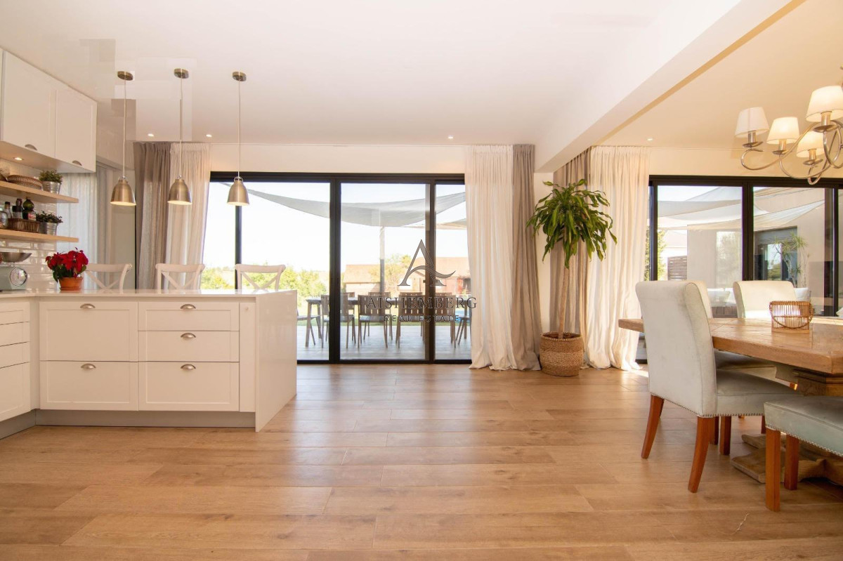 Casa ID.5754 - Casa de diseño en Colinas de Carrasco 4 dormitorios, gran terreno y terraza con parrillero