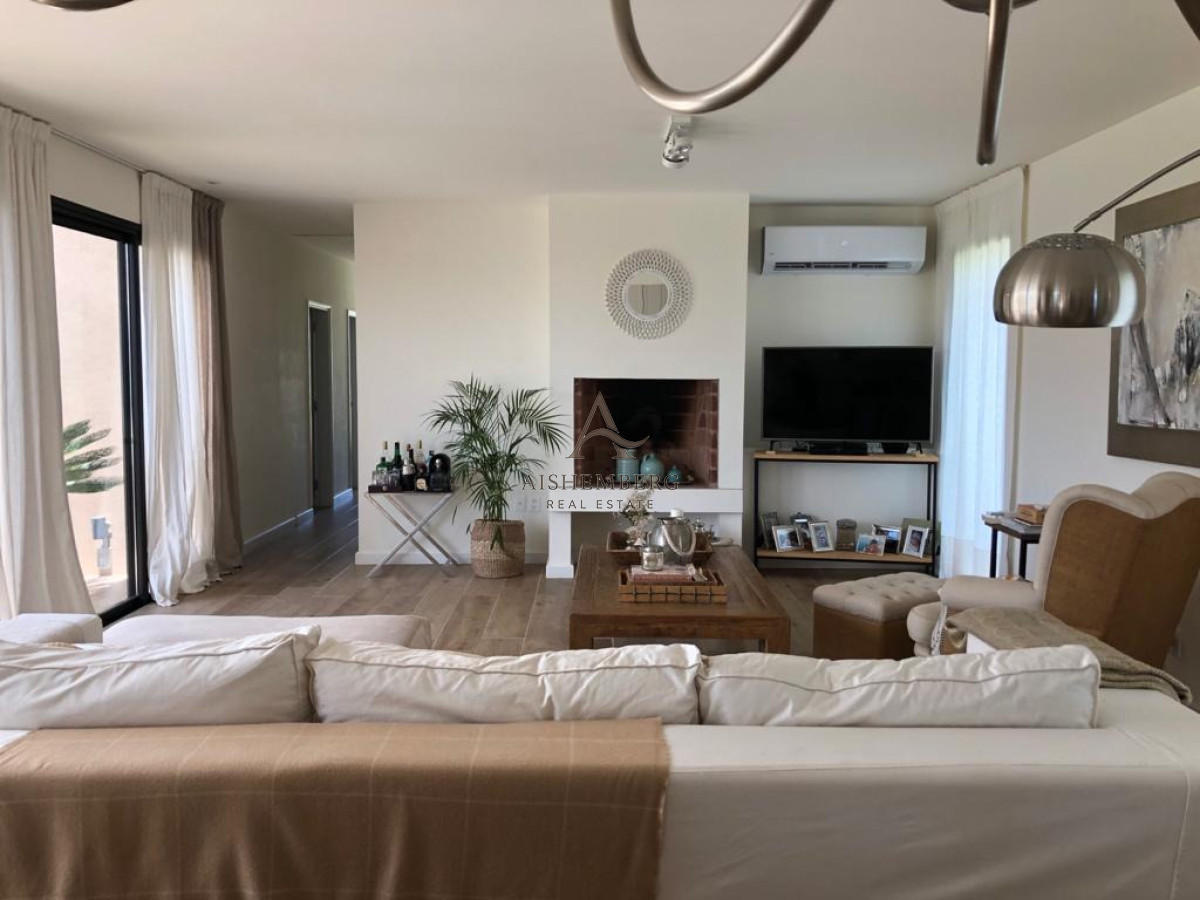 Casa ID.5754 - Casa de diseño en Colinas de Carrasco 4 dormitorios, gran terreno y terraza con parrillero
