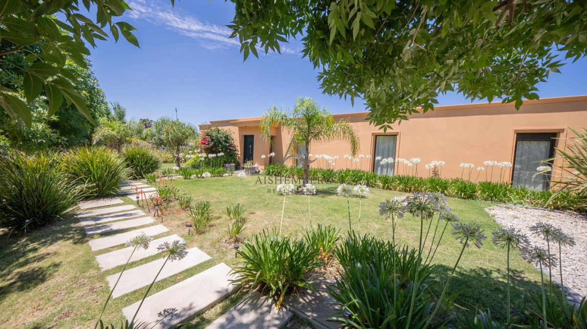 Casa ID.5754 - Casa de diseño en Colinas de Carrasco 4 dormitorios, gran terreno y terraza con parrillero