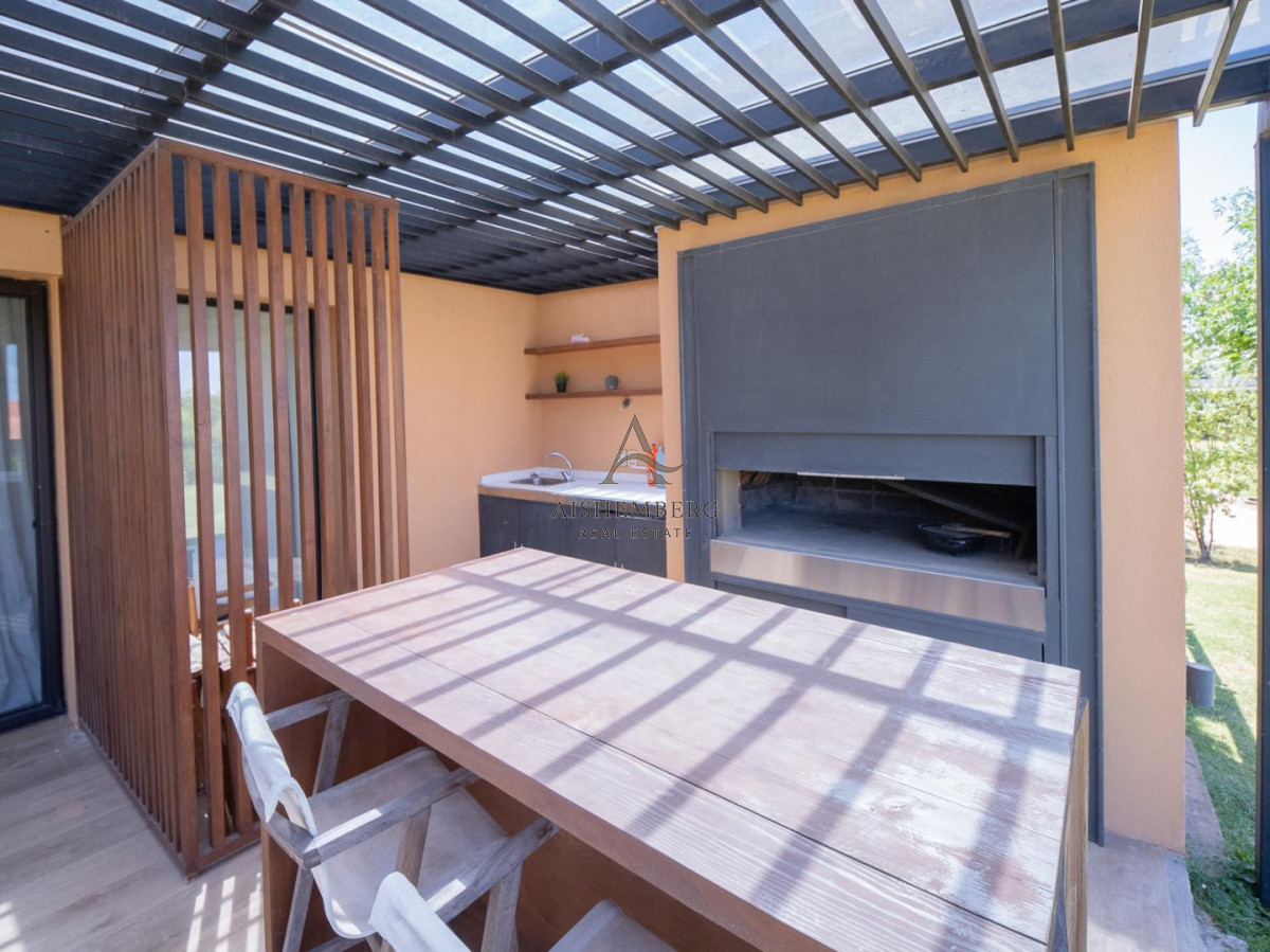 Casa ID.5754 - Casa de diseño en Colinas de Carrasco 4 dormitorios, gran terreno y terraza con parrillero