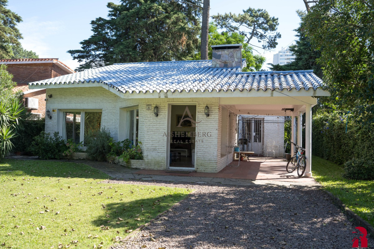 Casa ID.5308 - Venta de casa de 4 dormitorios + dep. en Cantegril, Punta del Este