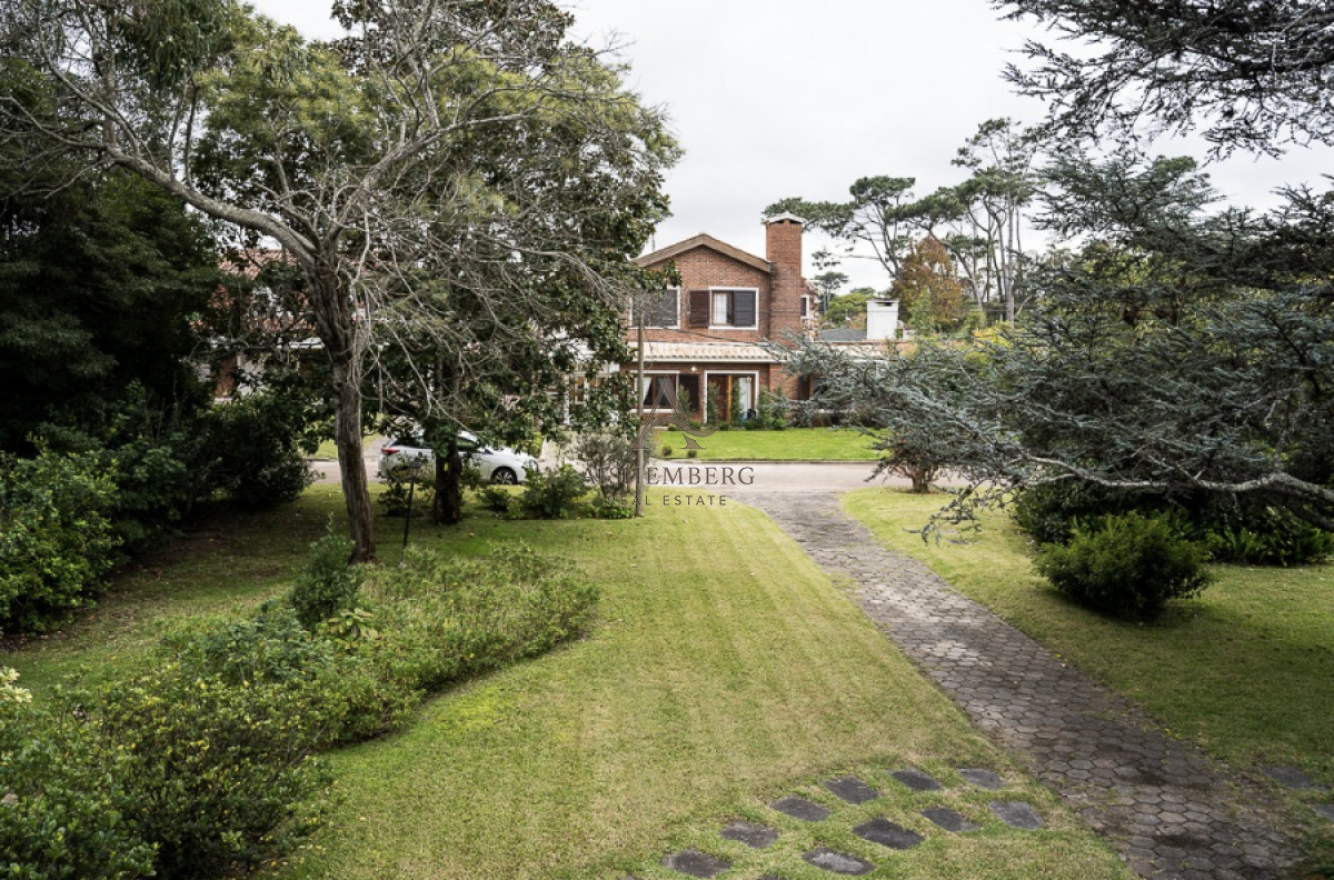 Casa ID.4921 - Venta de Casa, con 5 dormitorios + 2 en casa de servicio en Playa Mansa, a metros del mar