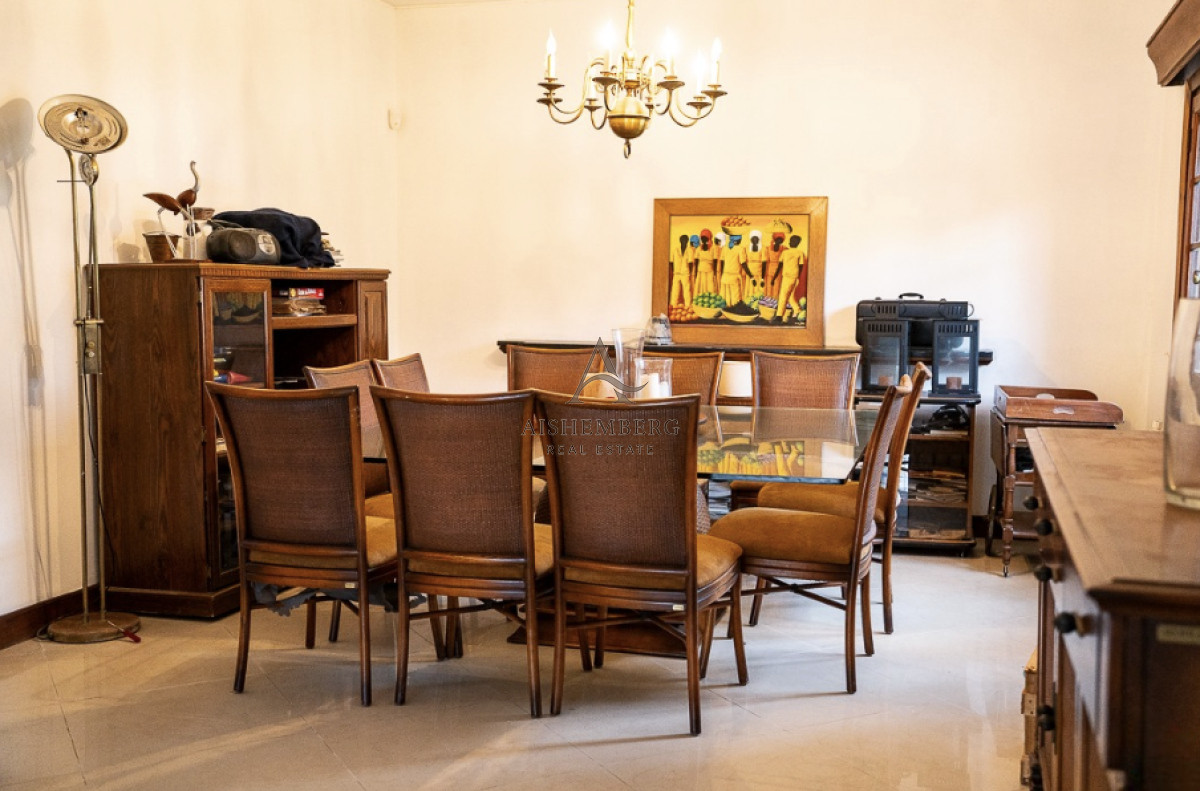Casa ID.4921 - Venta de Casa, con 5 dormitorios + 2 en casa de servicio en Playa Mansa, a metros del mar
