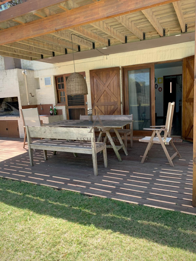 Casa ID.4964 - Venta, Casa de 4 dormitorios en Playa Mansa, con piscina y parrillero