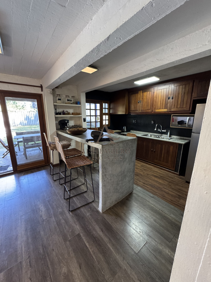 Casa ID.4964 - Venta, Casa de 4 dormitorios en Playa Mansa, con piscina y parrillero