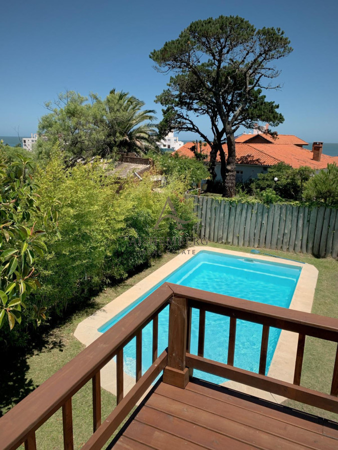Casa ID.4964 - Venta, Casa de 4 dormitorios en Playa Mansa, con piscina y parrillero