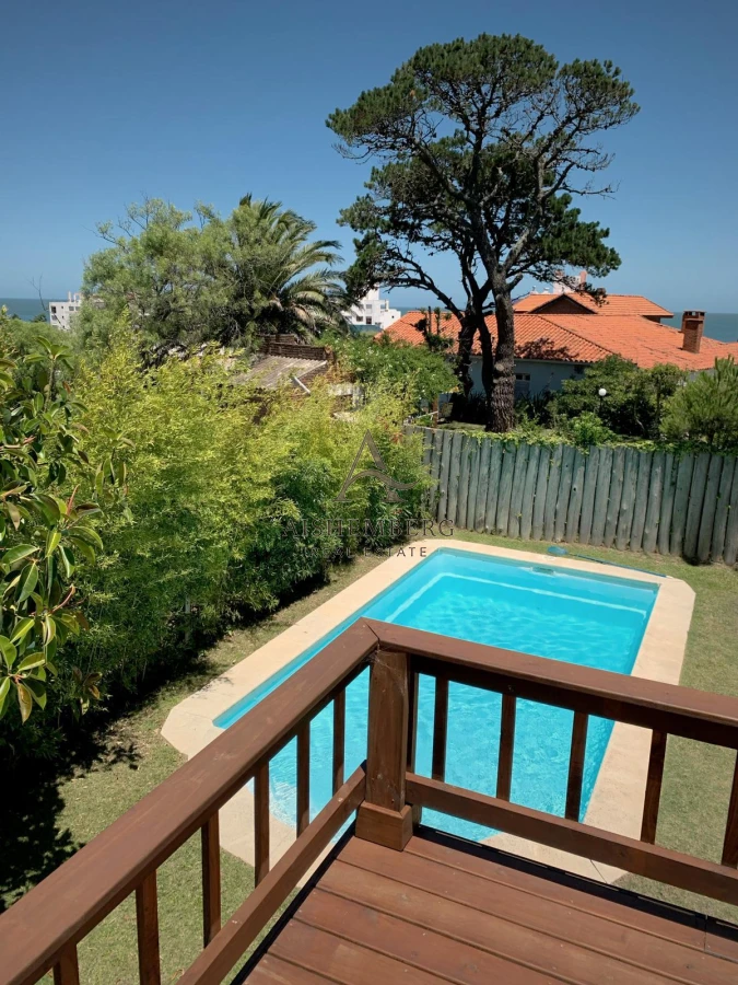 Casa ID.4964 - Venta, Casa de 4 dormitorios en Playa Mansa, con piscina y parrillero