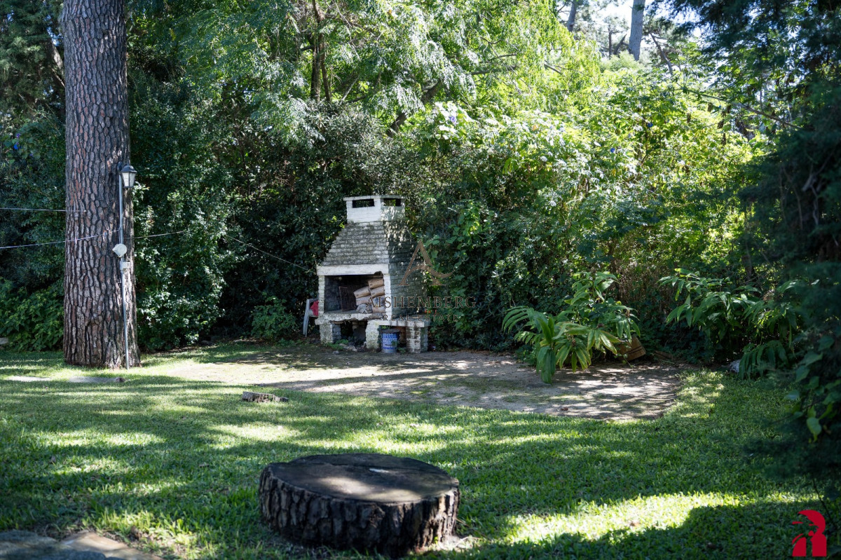 Casa ID.5308 - Venta de casa de 4 dormitorios + dep. en Cantegril, Punta del Este