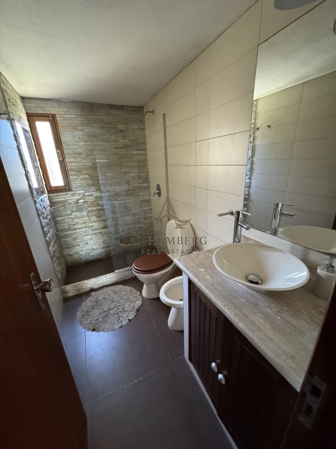 Casa ID.4964 - Venta, Casa de 4 dormitorios en Playa Mansa, con piscina y parrillero