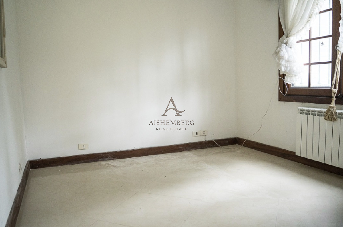 Casa ID.4921 - Venta de Casa, con 5 dormitorios + 2 en casa de servicio en Playa Mansa, a metros del mar