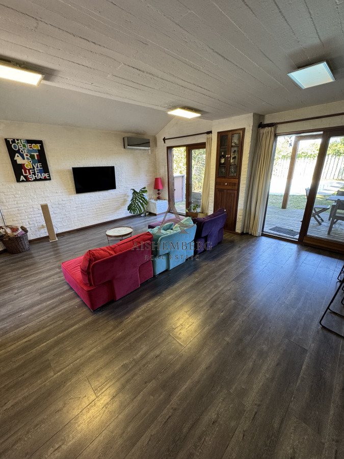 Casa ID.4964 - Venta, Casa de 4 dormitorios en Playa Mansa, con piscina y parrillero