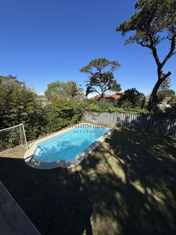 Casa ID.4964 - Venta, Casa de 4 dormitorios en Playa Mansa, con piscina y parrillero