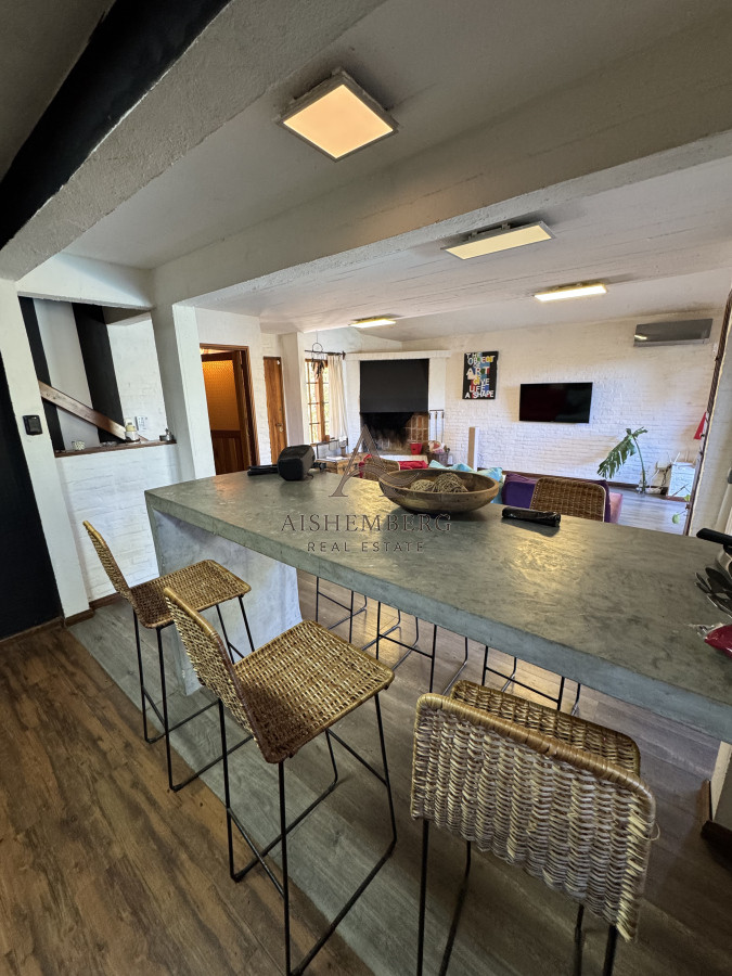 Casa ID.4964 - Venta, Casa de 4 dormitorios en Playa Mansa, con piscina y parrillero