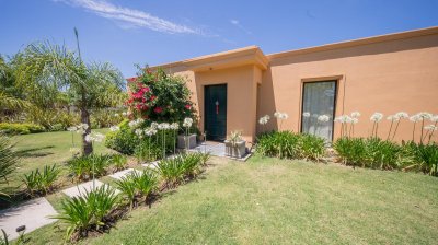 Casa de diseño en Colinas de Carrasco 4 dormitorios, gran terreno y terraza con parrillero