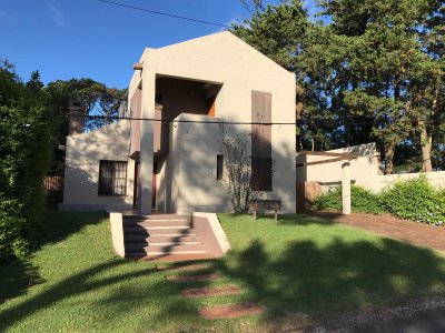 Venta, Casa de 4 dormitorios en Playa Mansa, con piscina y parrillero