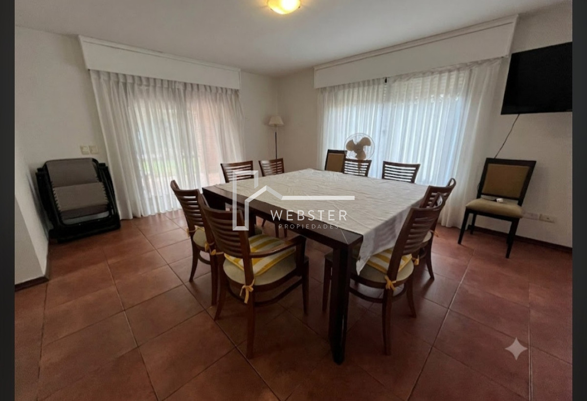 Casa ID.2962 - Casa en alquiler anual a solo 100 metros de Playa Brava de 4 dormitorios 
