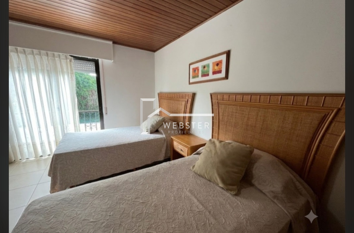 Casa ID.2962 - Casa en alquiler anual a solo 100 metros de Playa Brava de 4 dormitorios 