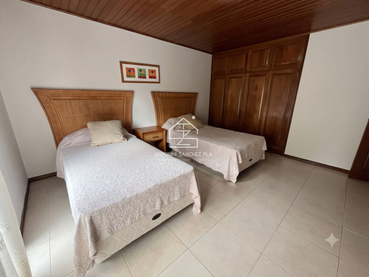 Casa ID.4786 - Casa en alquiler anual a solo 100 metros de Playa Brava de 4 dormitorios 