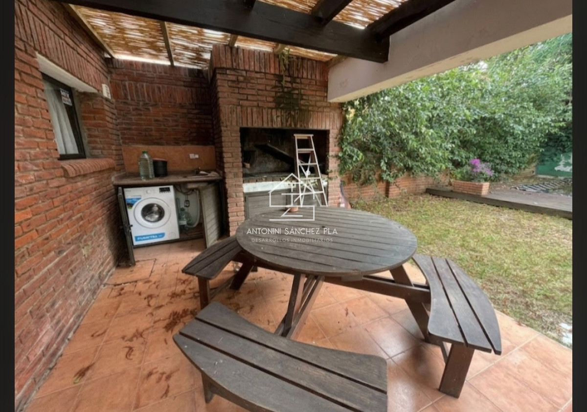 Casa ID.4786 - Casa en alquiler anual a solo 100 metros de Playa Brava de 4 dormitorios 