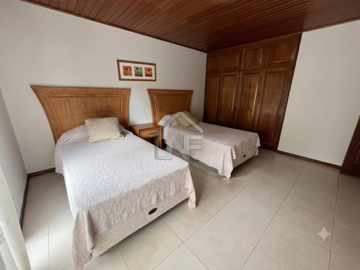 Casa ID.148 - Casa en alquiler anual a solo 100 metros de Playa Brava de 4 dormitorios 