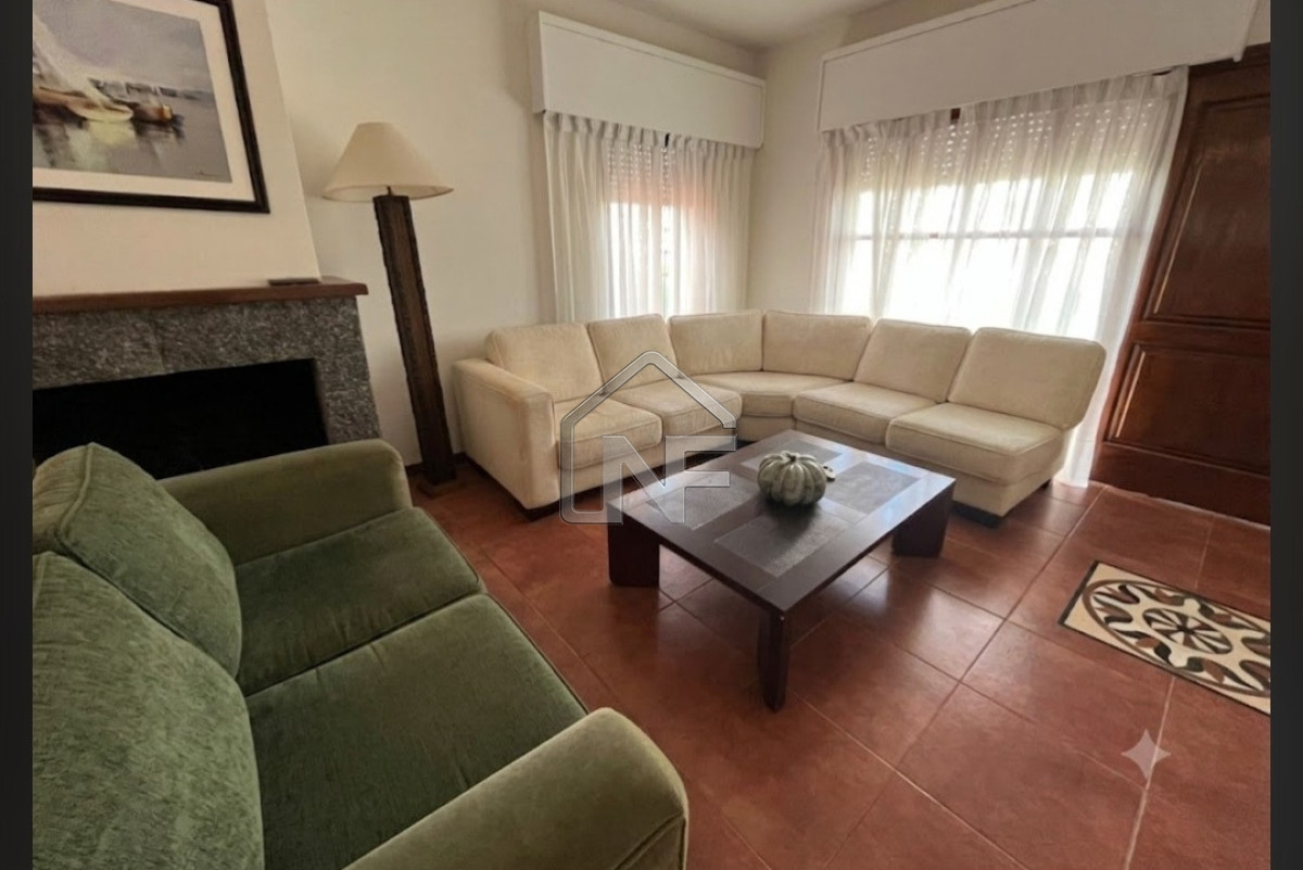 Casa ID.148 - Casa en alquiler anual a solo 100 metros de Playa Brava de 4 dormitorios 