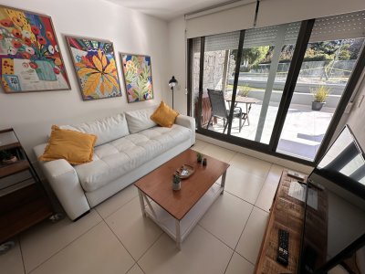 Alquiler anual un dormitorio y medio terraza con Parrillero en Punta del este 