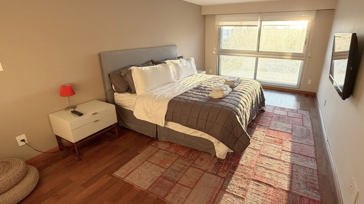 Apartamento ID.2 - VENTA Apartamento Puerto del Buceo frente al mar 3 suites, servicio y 2 Gje.