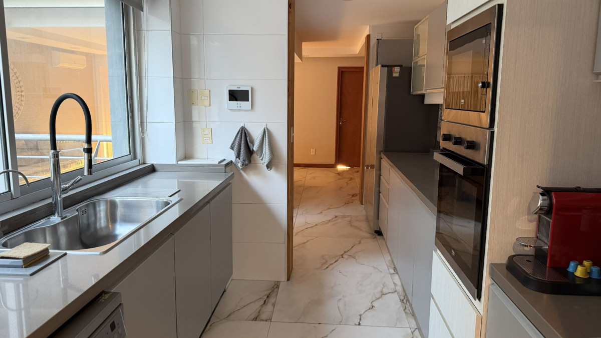 Apartamento ID.2 - VENTA Apartamento Puerto del Buceo frente al mar 3 suites, servicio y 2 Gje.