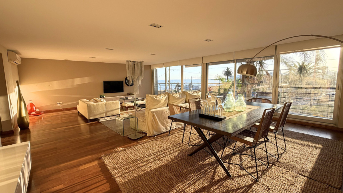 Apartamento ID.2 - VENTA Apartamento Puerto del Buceo frente al mar 3 suites, servicio y 2 Gje.