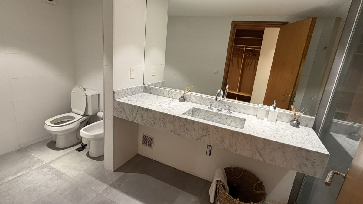 Apartamento ID.2 - VENTA Apartamento Puerto del Buceo frente al mar 3 suites, servicio y 2 Gje.