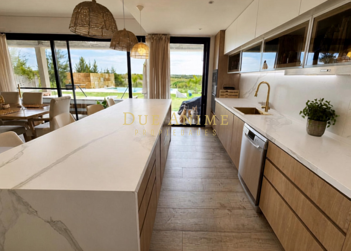 Casa ID.30 -  Colinas de Carrasco, Venta casa 4 dorm con Piscina infinita U$S590.000