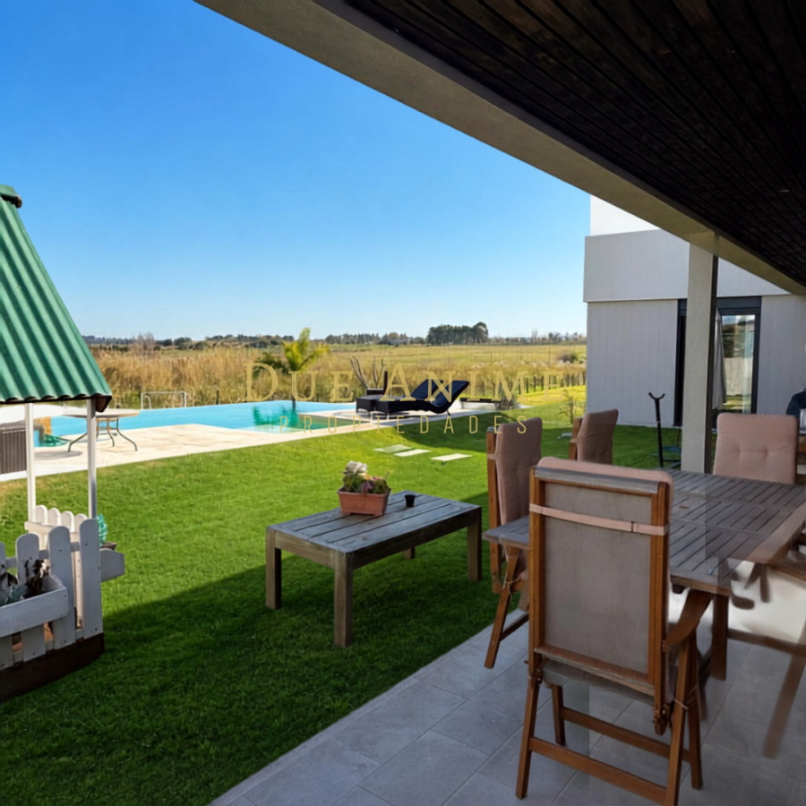 Casa ID.30 -  Colinas de Carrasco, Venta casa 4 dorm con Piscina infinita U$S590.000