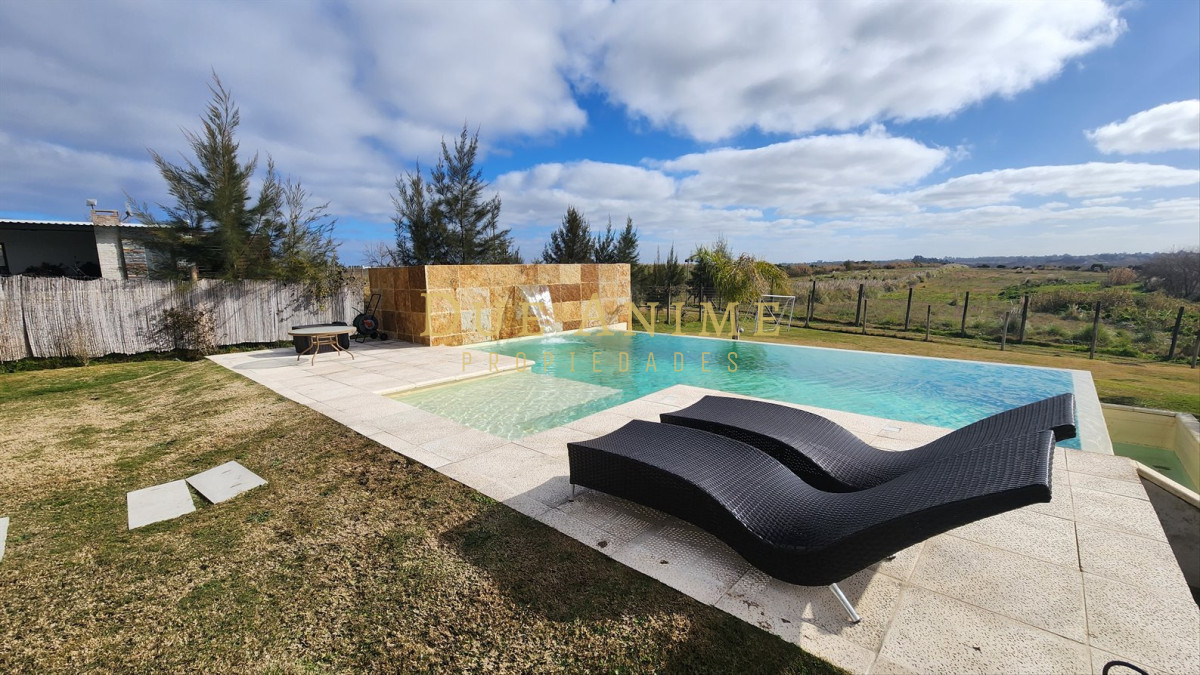 Casa ID.30 -  Colinas de Carrasco, Venta casa 4 dorm con Piscina infinita U$S670.000