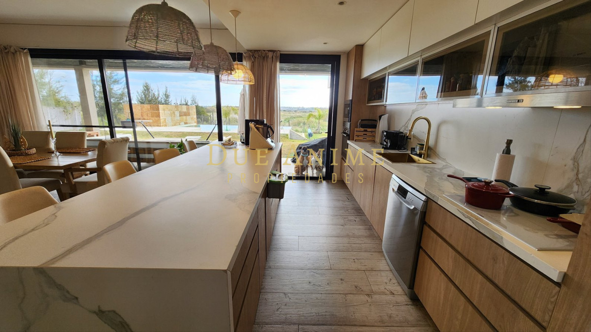 Casa ID.30 -  Colinas de Carrasco, Venta casa 4 dorm con Piscina infinita U$S670.000