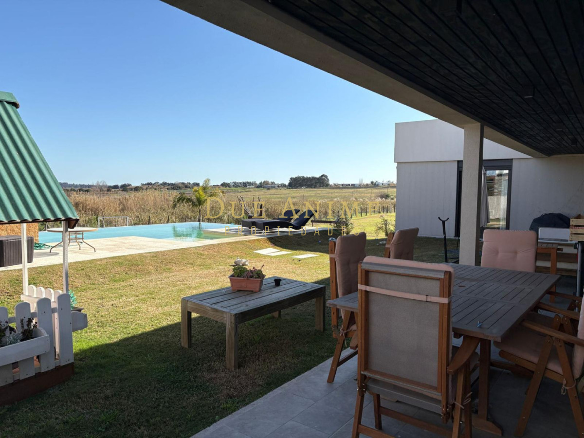 Casa ID.30 -  Colinas de Carrasco, Venta casa 4 dorm con Piscina infinita U$S670.000