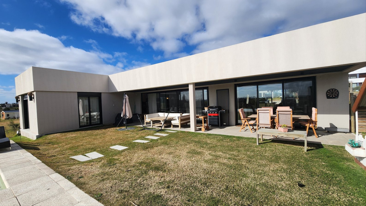  Colinas de Carrasco, Venta casa 4 dorm con Piscina infinita U$S670.000