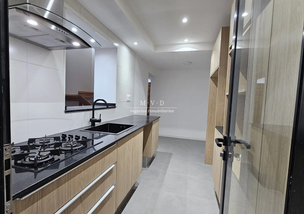 Casa ID.2 - Casa En Venta A Estrenar En Cordón, Cuatro Dormitorios, Garaje, Patio Y Azoteas