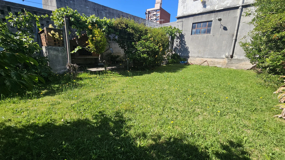Casa Con Jardín, Fondo Y Garaje Para 6 Autos