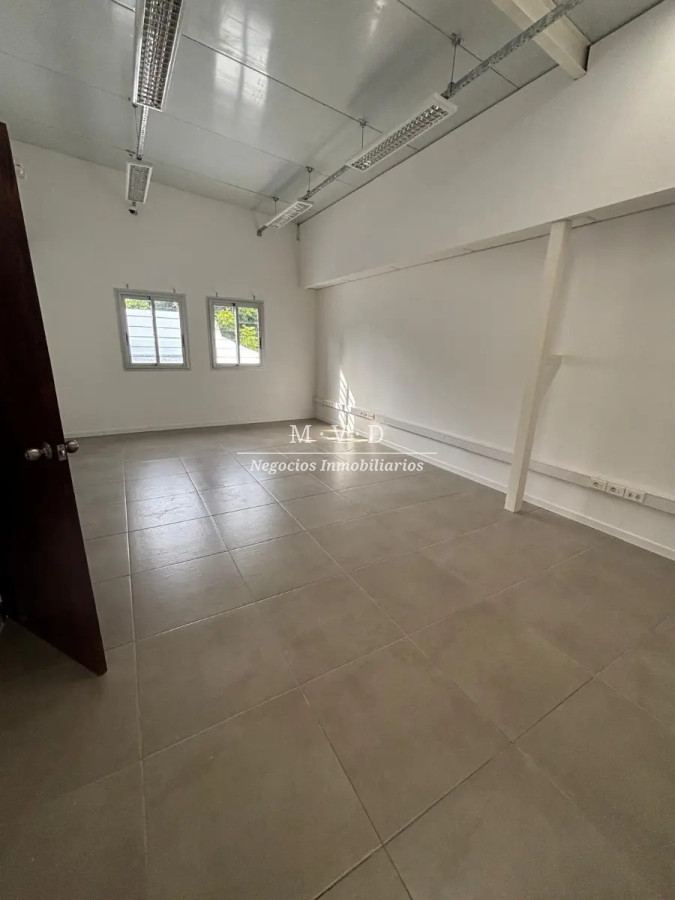 Local Comercial ID.9 - Local Multiuso, Depósito En 2 Plantas, Oficina Y Entrada Camiones
