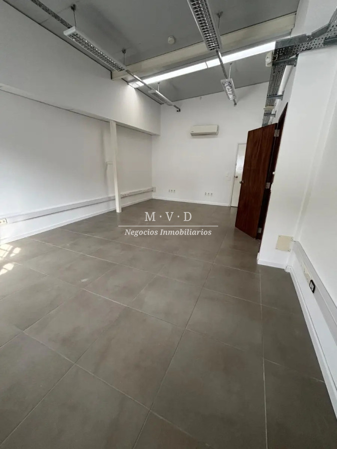 Local Comercial ID.9 - Local Multiuso, Depósito En 2 Plantas, Oficina Y Entrada Camiones