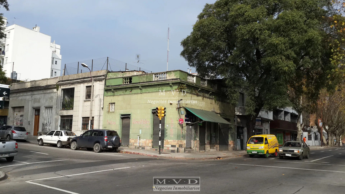 Terreno ID.13 - Terreno Esquina Frente A Plaza Seregni, Ideal Viviendas O Local Comercial