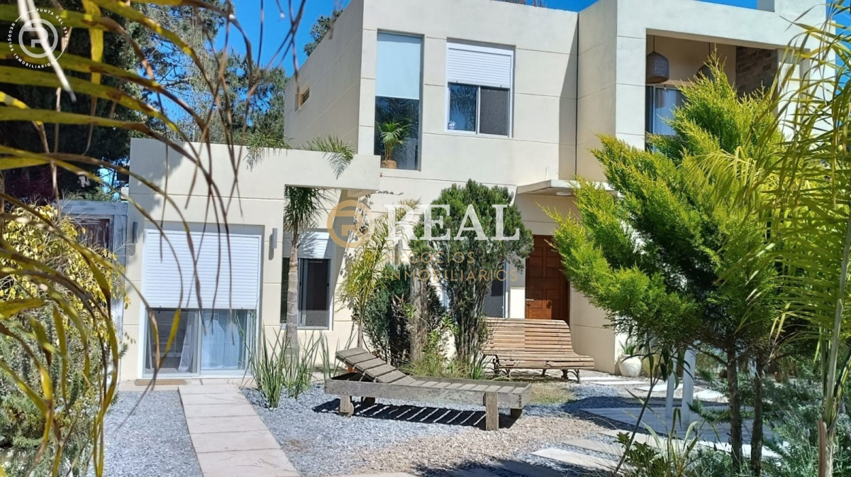 Se alquila moderna casa a una cuadra del mar