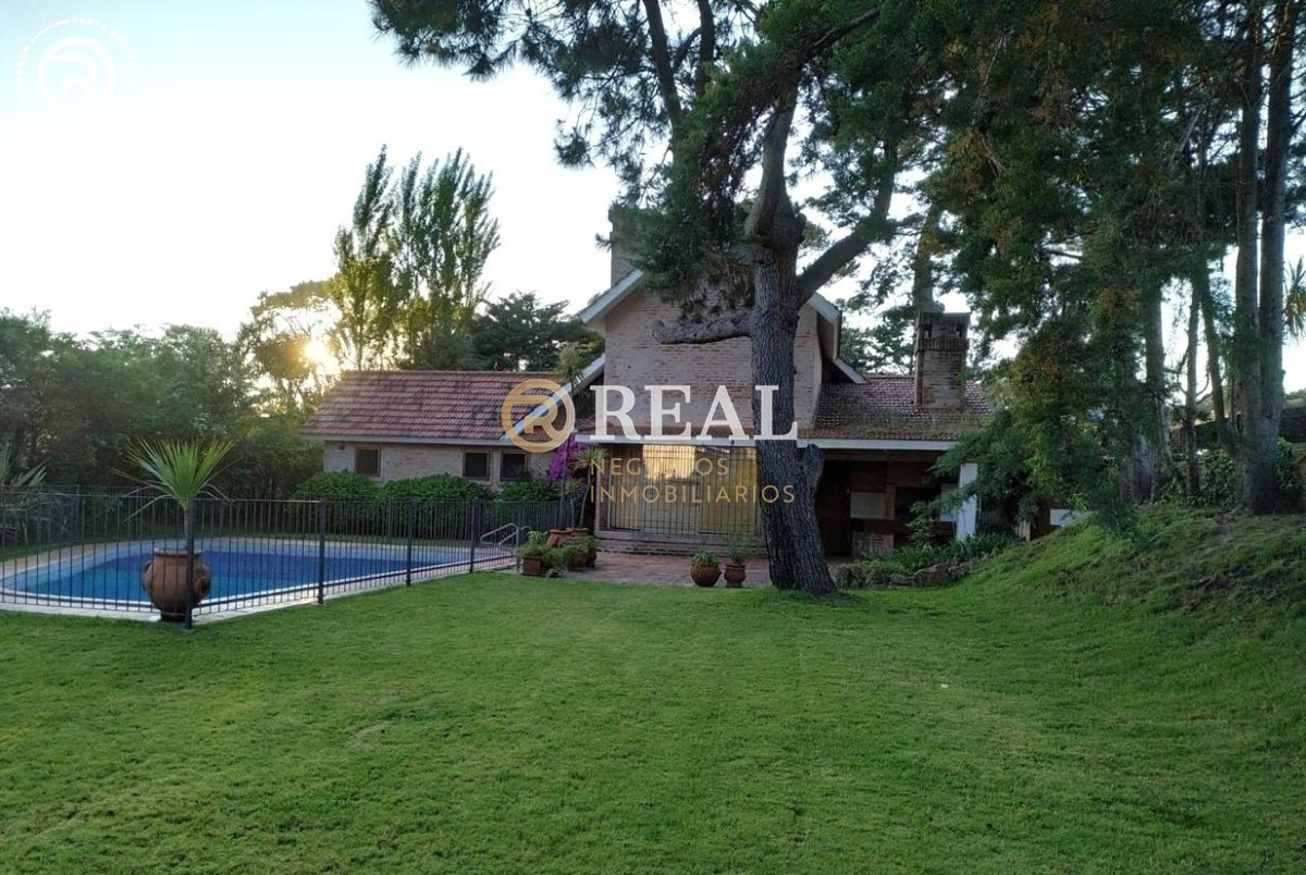 Casa en alquiler en zona residencial de Punta Del Este cerca de colegios.