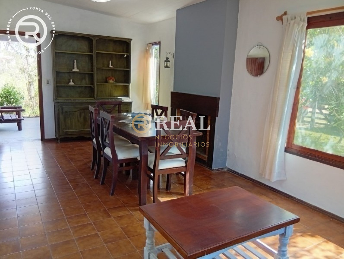 Casa ID.1106 - Casa con dependencia en venta, La Juanita.