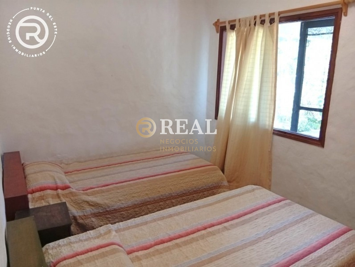 Casa ID.1106 - Casa con dependencia en venta, La Juanita.