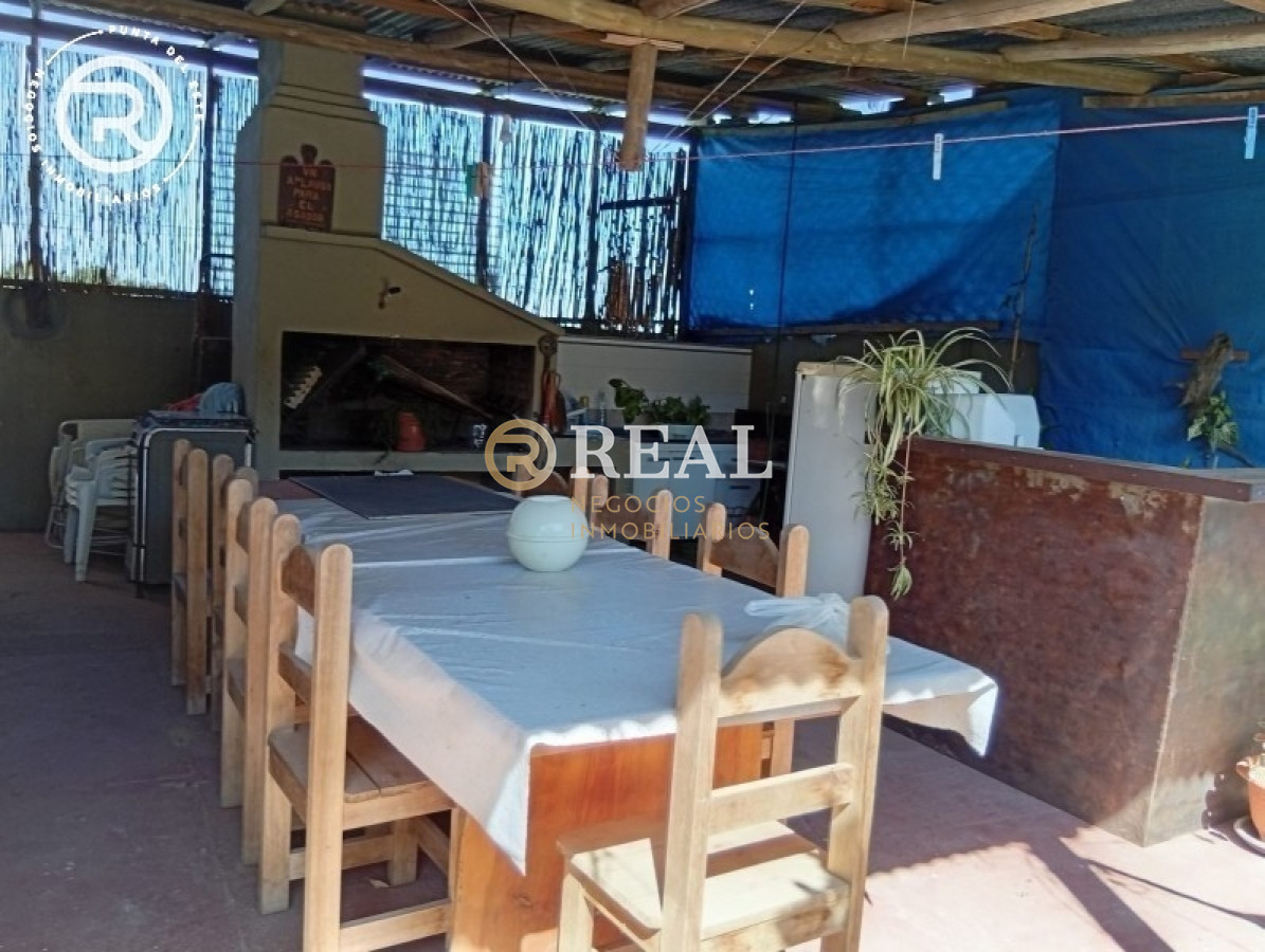 Casa ID.1106 - Casa con dependencia en venta, La Juanita.